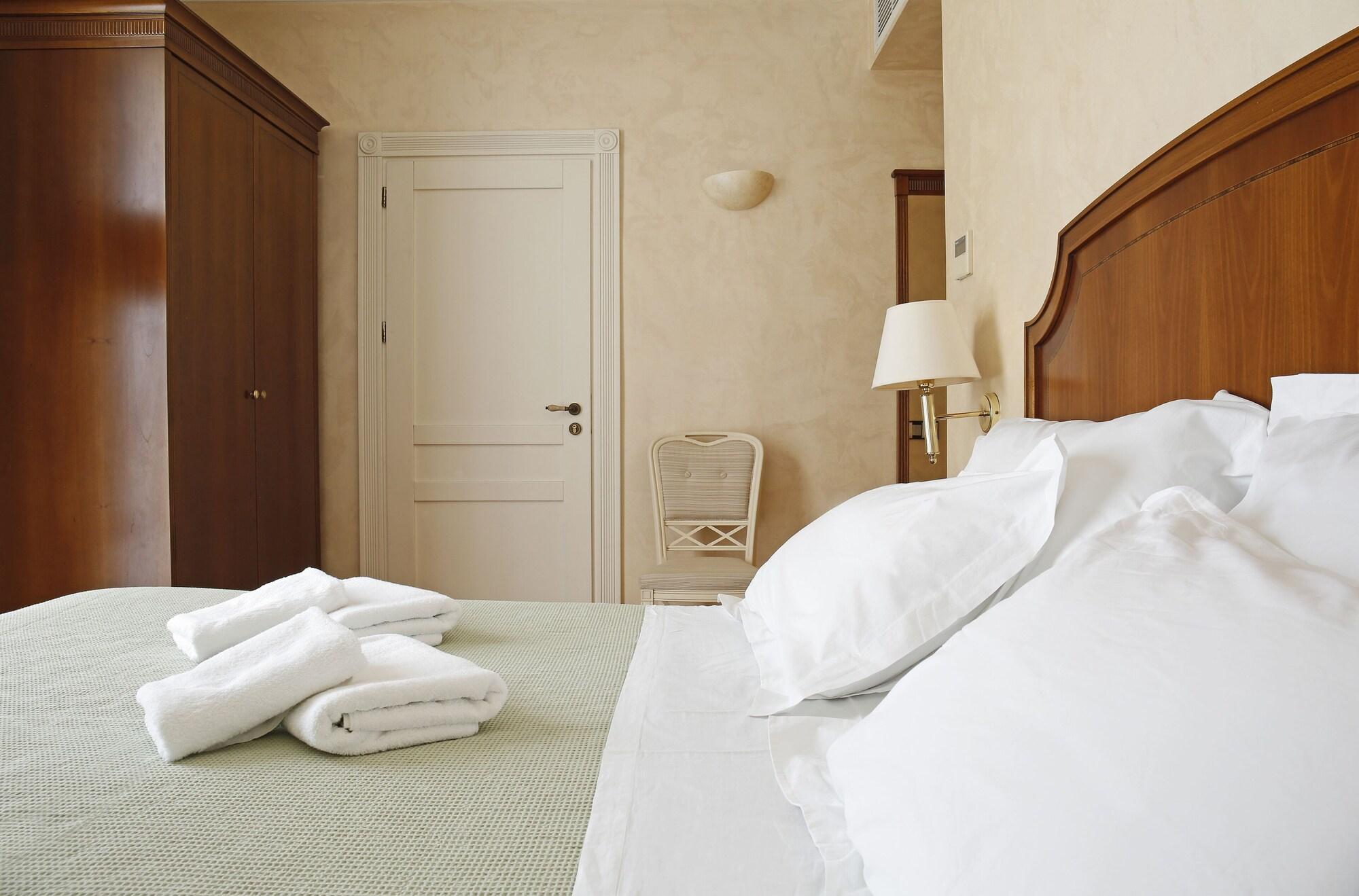 Siora Vittoria Boutique Corfu (city)